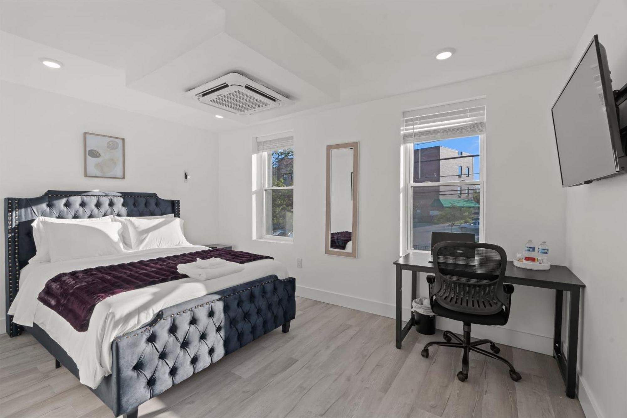 New Season Royals, Airport West Hotel Chester Exterior photo